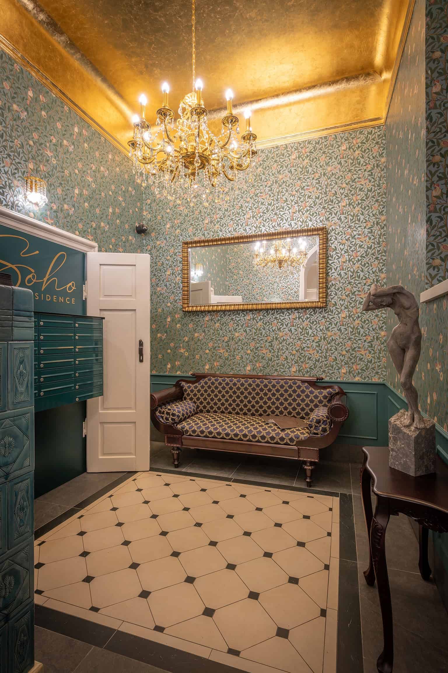 Przytulny hol z klasycznym wystrojem, eleganckim żyrandolem i lustrem w luksusowym apartamencie Terr.