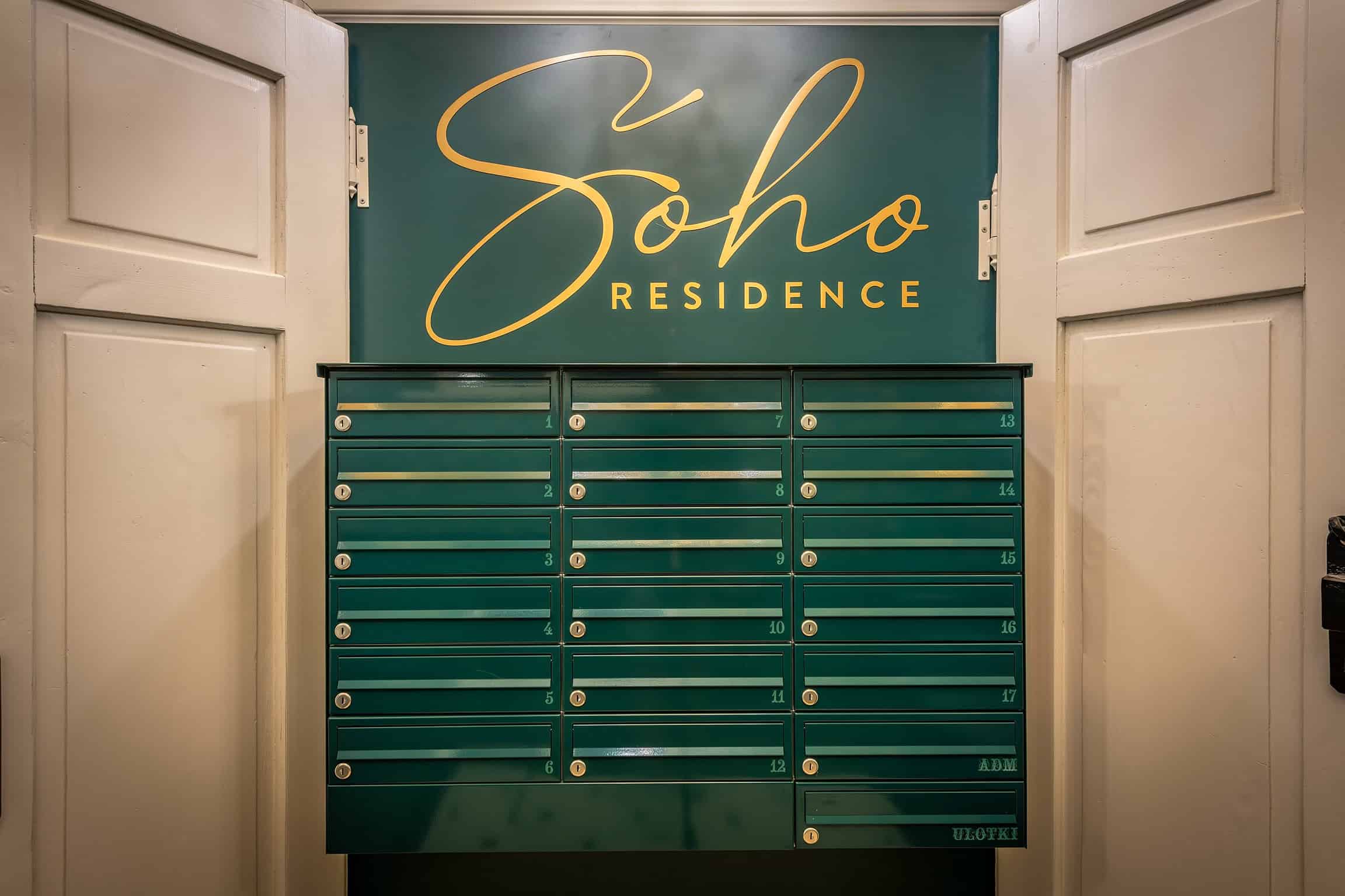 Tablice pocztowe w budynku SoHo Residence II, eleganckie i nowoczesne rozwiązanie dla mieszkańców.