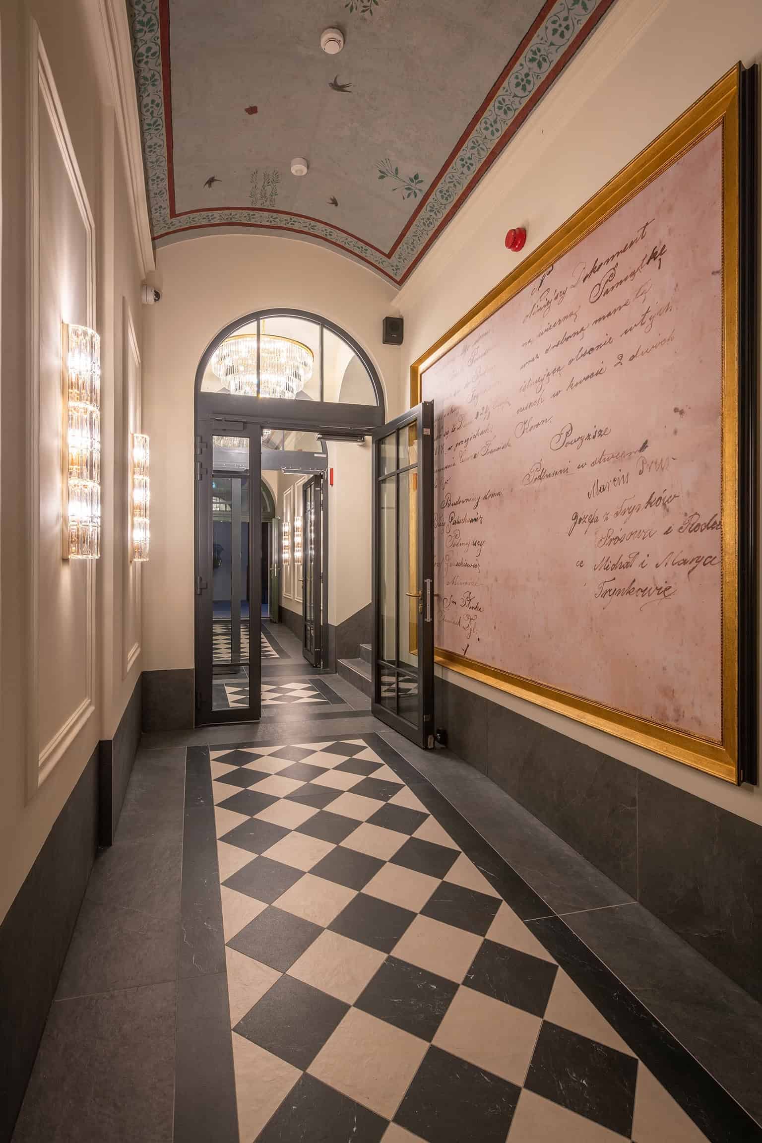 Korytarz w luksusowym budynku Terra Casa S.A. - SoHo Residence II, z eleganckim wykończeniem i stylo.