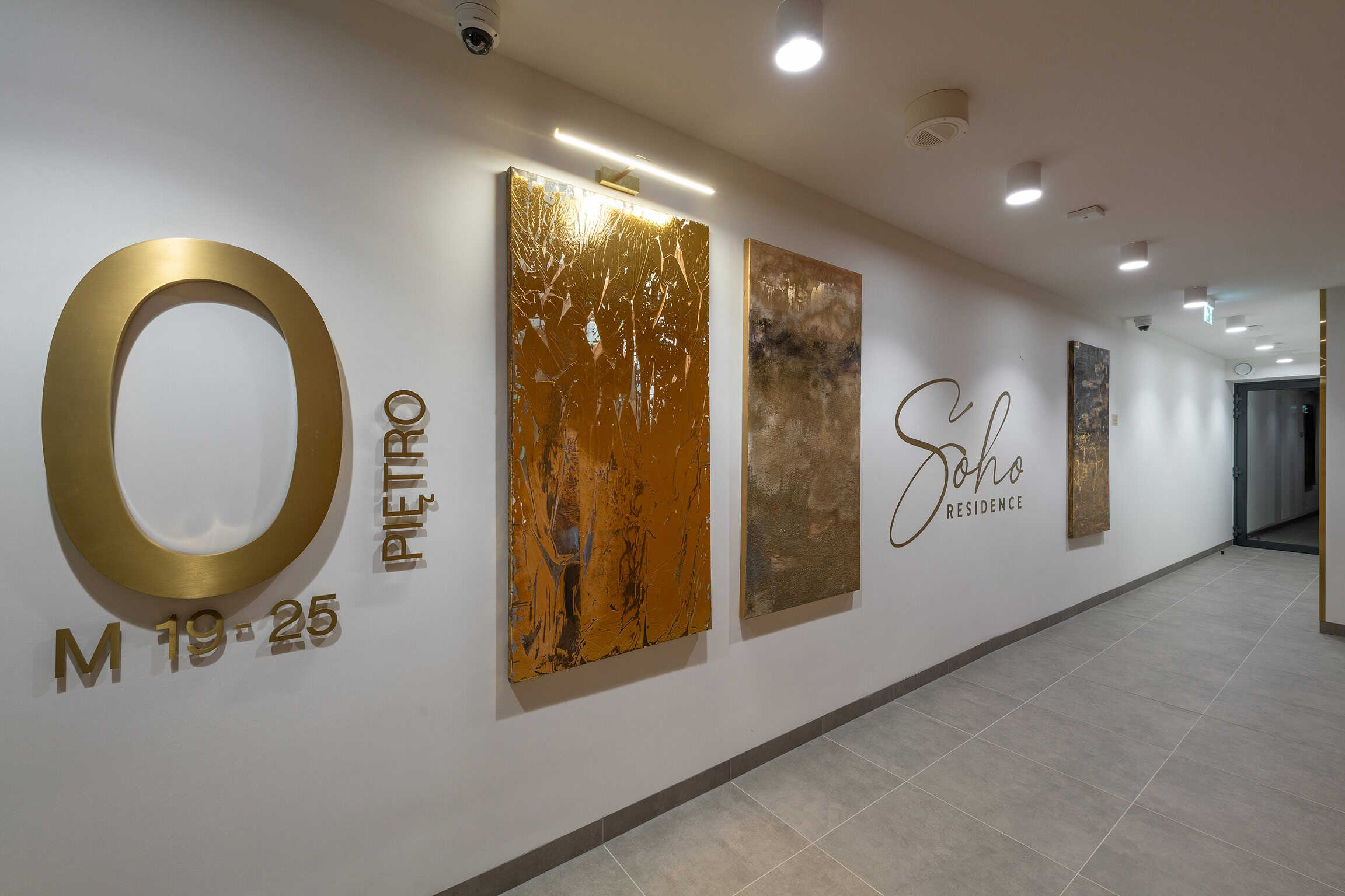 Obrazy dekoracyjne w lobby inwestycji Terra Casa S.A. - SoHo Residence II.