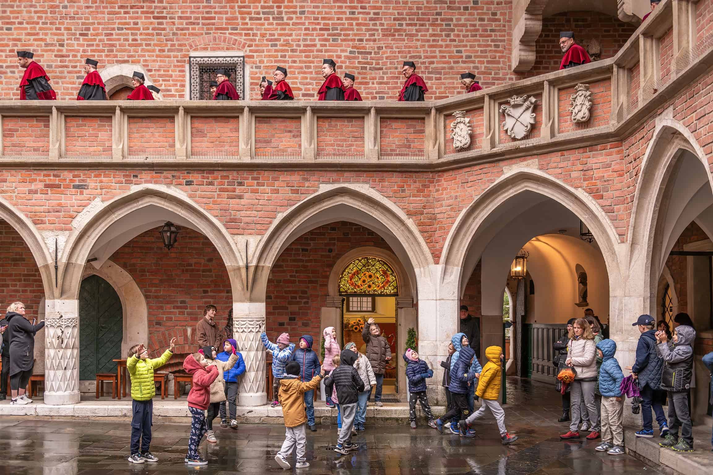 Uczestnicy uroczystości na dziedzińcu Alma Mater UJ podczas inauguracji 662. roku akademickiego.